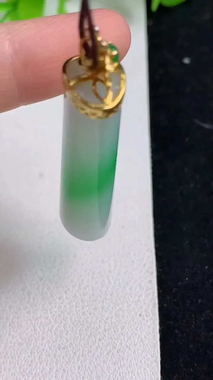 天然A货翡翠平安柱吊坠，尺寸38-12.8-9.7，重量:11.29g
5月9日