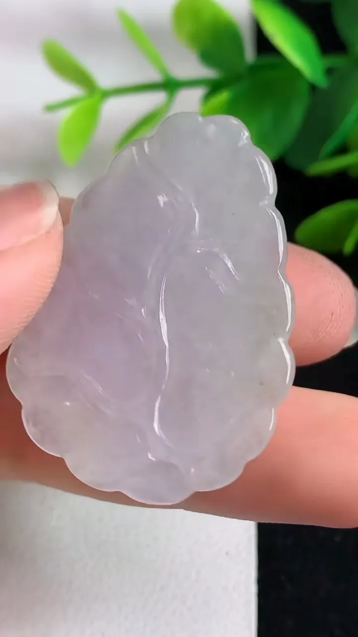 天然A货翡翠白冰花生吊坠，尺寸38.6-28-10，重:15.74g
5月9日