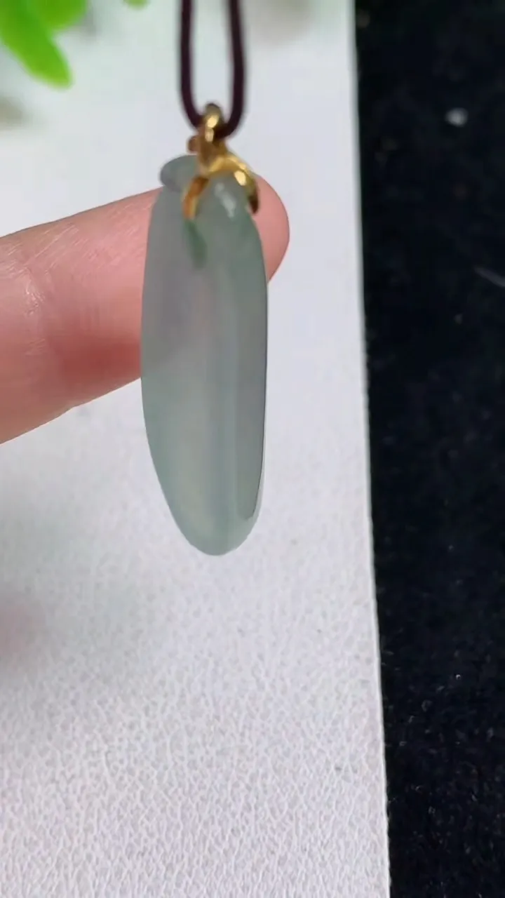 天然A货翡翠福瓜吊坠，尺寸38.5-11.5-5.4，重量:5.28g
5月9日