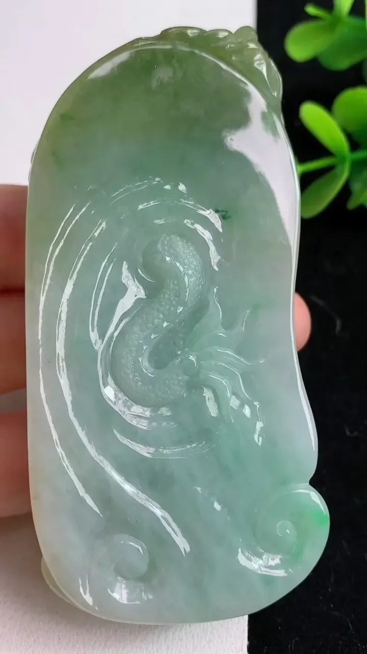 天然A货翡翠祥龙大势至观音菩萨吊坠，尺寸86-42-19，重:115.29g
5月10日