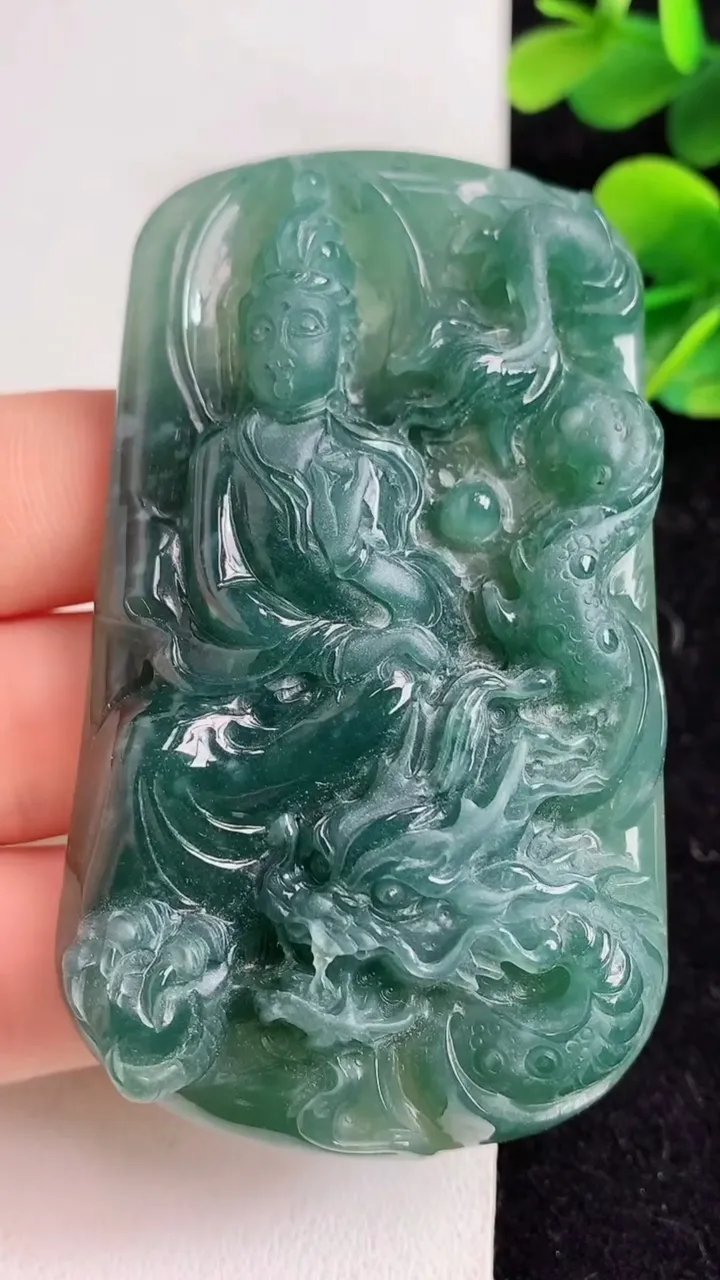 天然A货翡翠蓝水祥龙观音菩萨吊坠，尺寸71.8-42.6-9.6，重:55.83g
5月9日