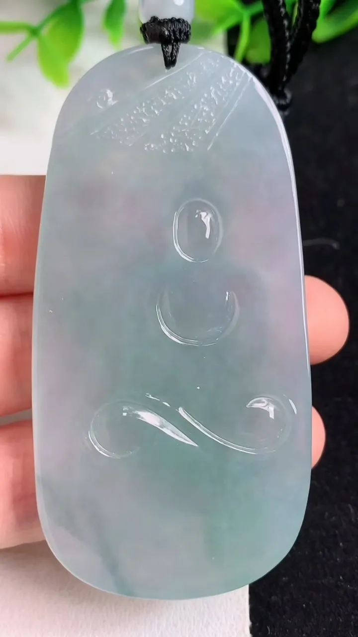 天然A货翡翠大日如来吊坠，尺寸71-36.2-6.3，重量:45.00g
5月9日
