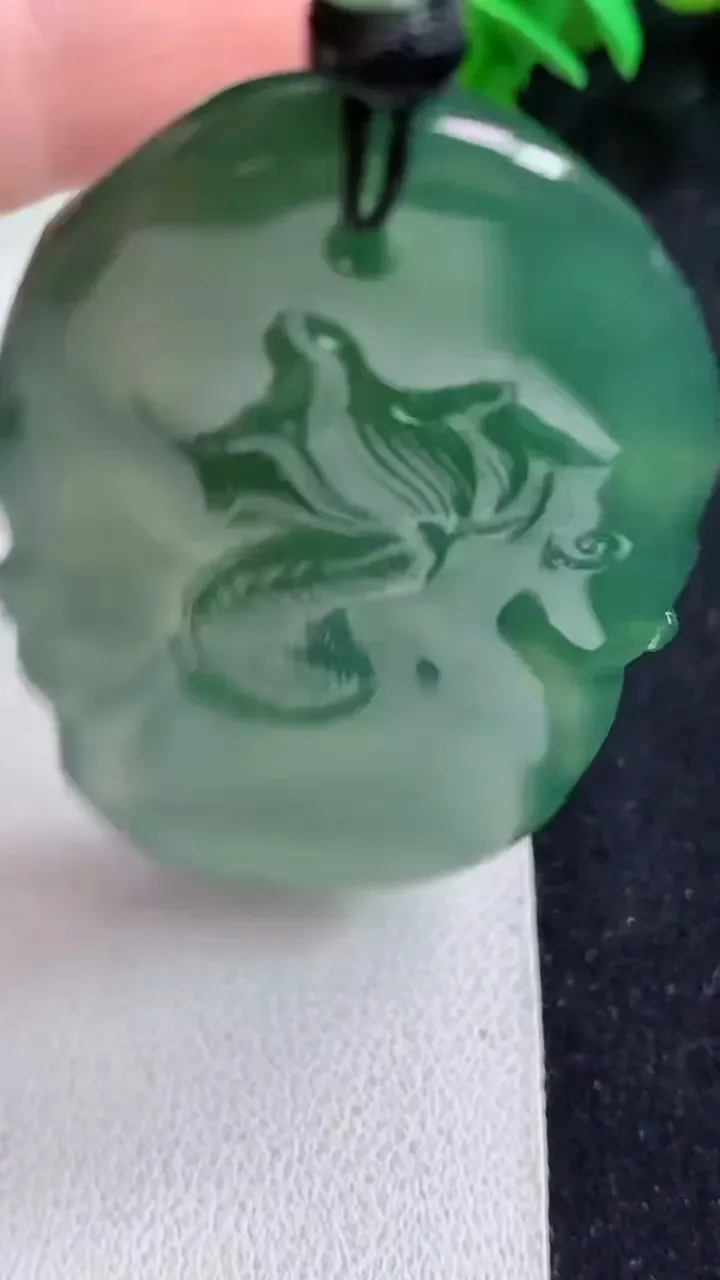 天然A货翡翠龙牌吊坠，尺寸64-35.2-10.8，重量:42.62g
5月9日