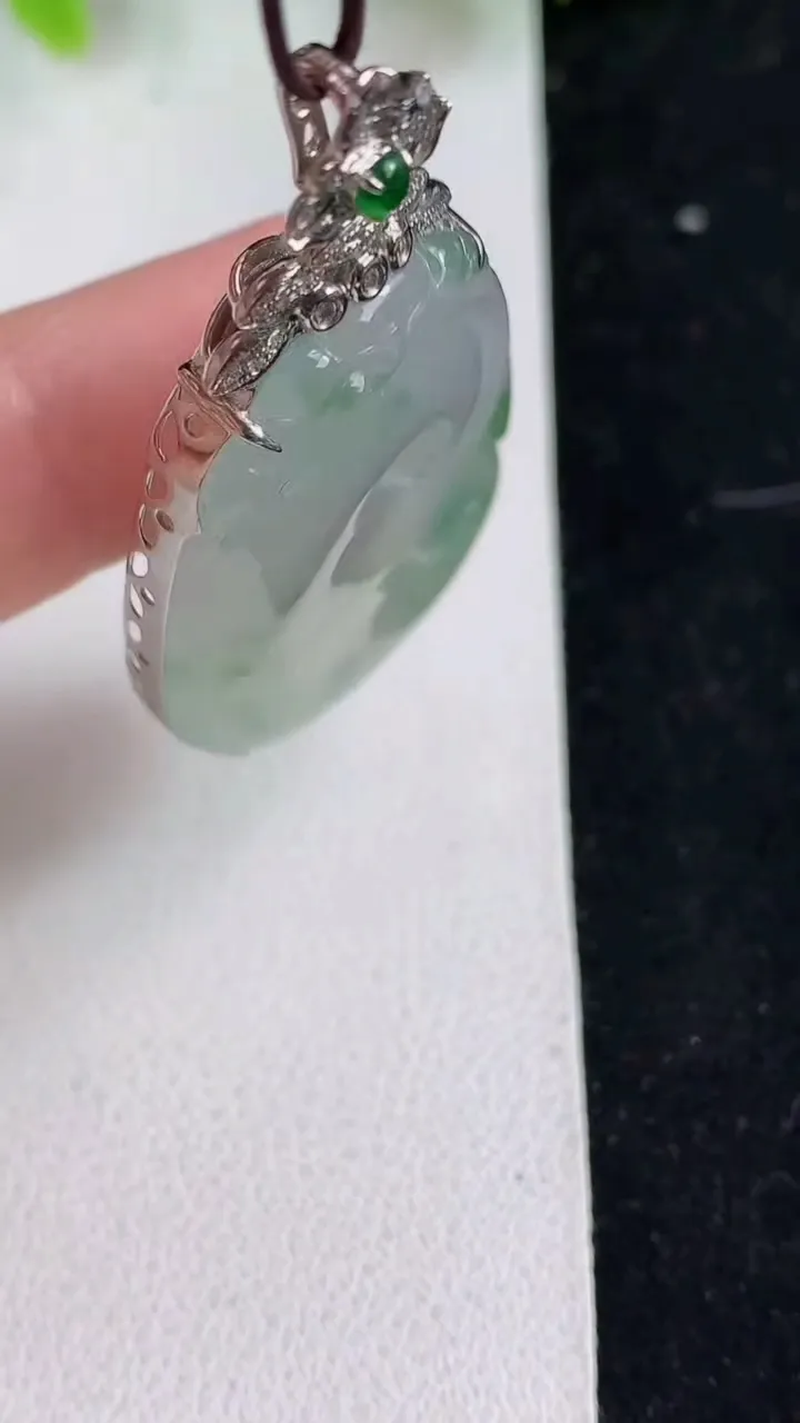 天然A货翡翠如意吊坠，尺寸35.6-24-7，重量:11.02g
5月9日