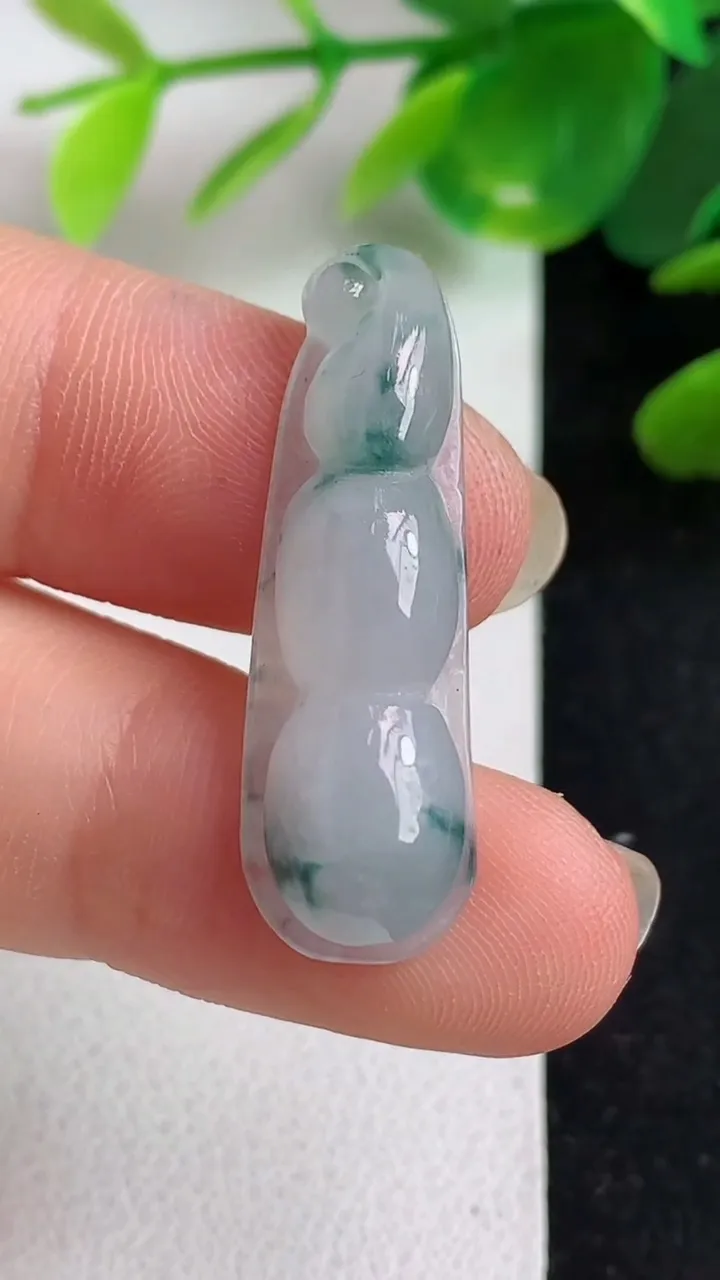 天然A货翡翠飘花福豆吊坠，尺寸31.7-10-5.3，重:3.11g
5月9日