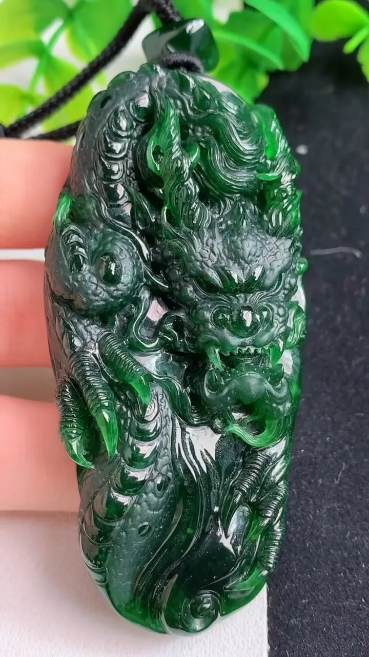 天然A货翡翠龙牌吊坠，尺寸77.2-37.2-15.2，重量:73.80g
5月9日