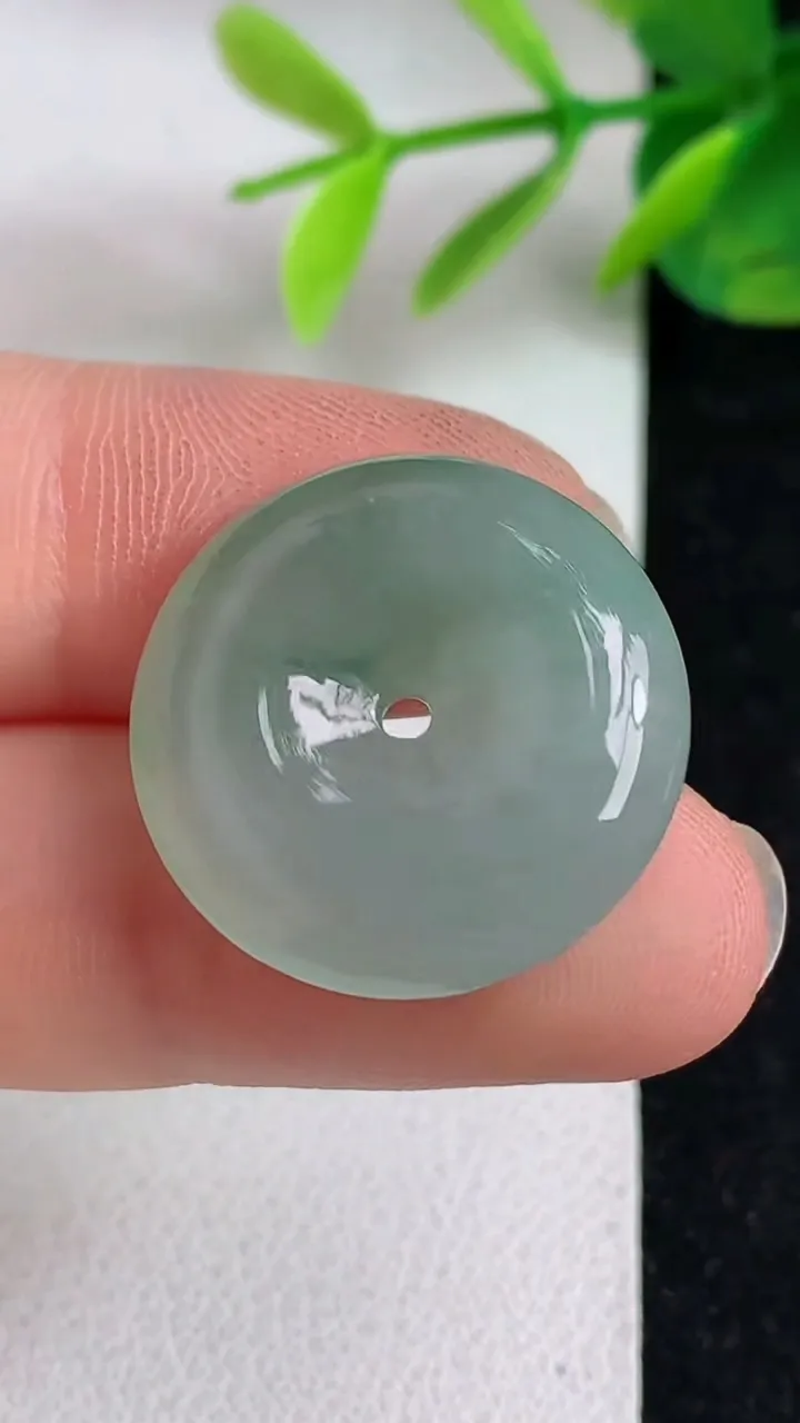 天然A货翡翠平安扣吊坠，尺寸22-5.8，重:5.38g
5月9日