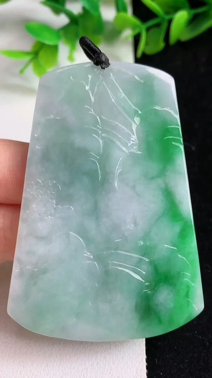 天然A货翡翠山水牌吊坠，尺寸66.5-47-6，重量:39.81g
5月9日