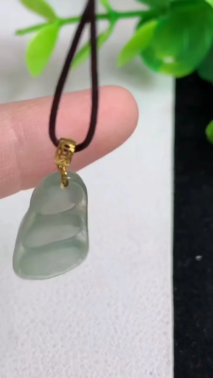 天然A货翡翠福豆吊坠，尺寸30.8-11.5-4.6，重:2.27g
5月9日
