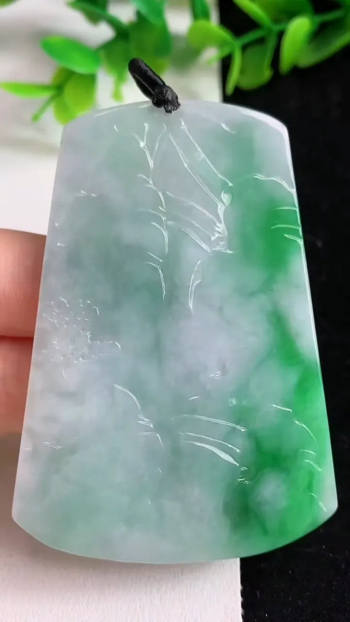 天然A货翡翠山水牌吊坠，尺寸66.5-47-6，重量:39.81g
5月9日