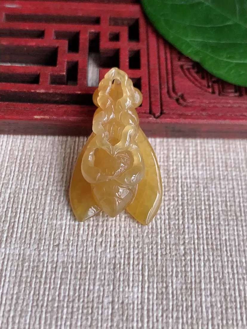 天然A货翡翠黄翡一鸣惊人吊坠尺寸28.8×17.6×7.5m量4.30g 0507