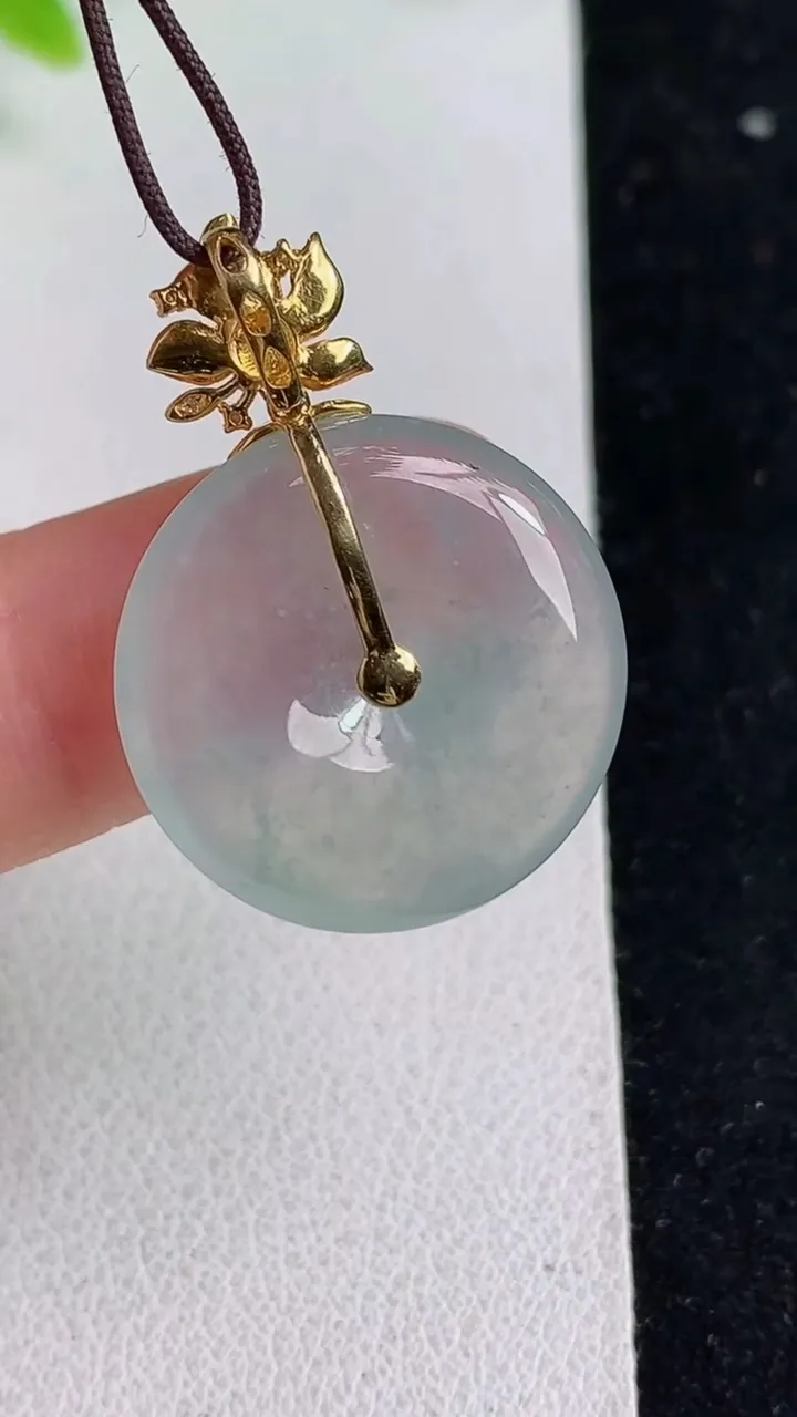 天然A货翡翠白冰平安扣吊坠，尺寸20.7-4，重量:4.37g
5月9日