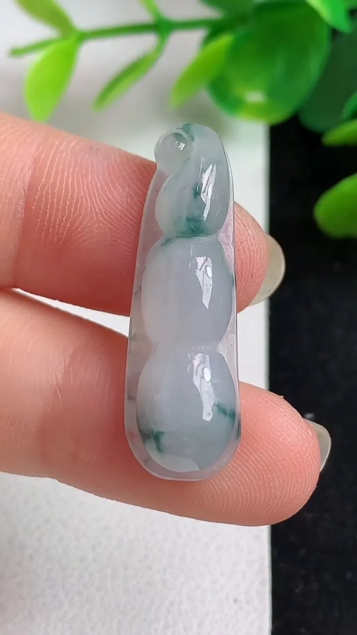 天然A货翡翠飘花福豆吊坠，尺寸31.7-10-5.3，重:3.11g
5月9日