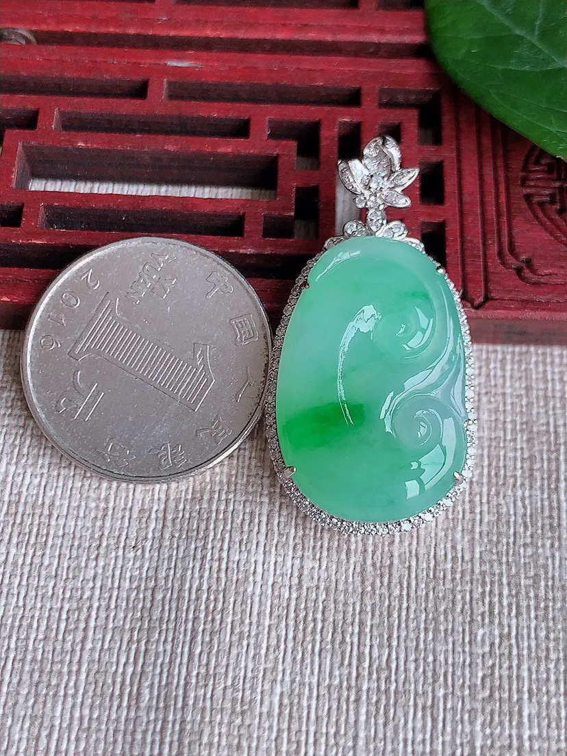 天然A货翡翠18K金伴飘阳绿如意吊坠尺寸39×20×8.3裸石27.3×17.7m量8.72g 0508