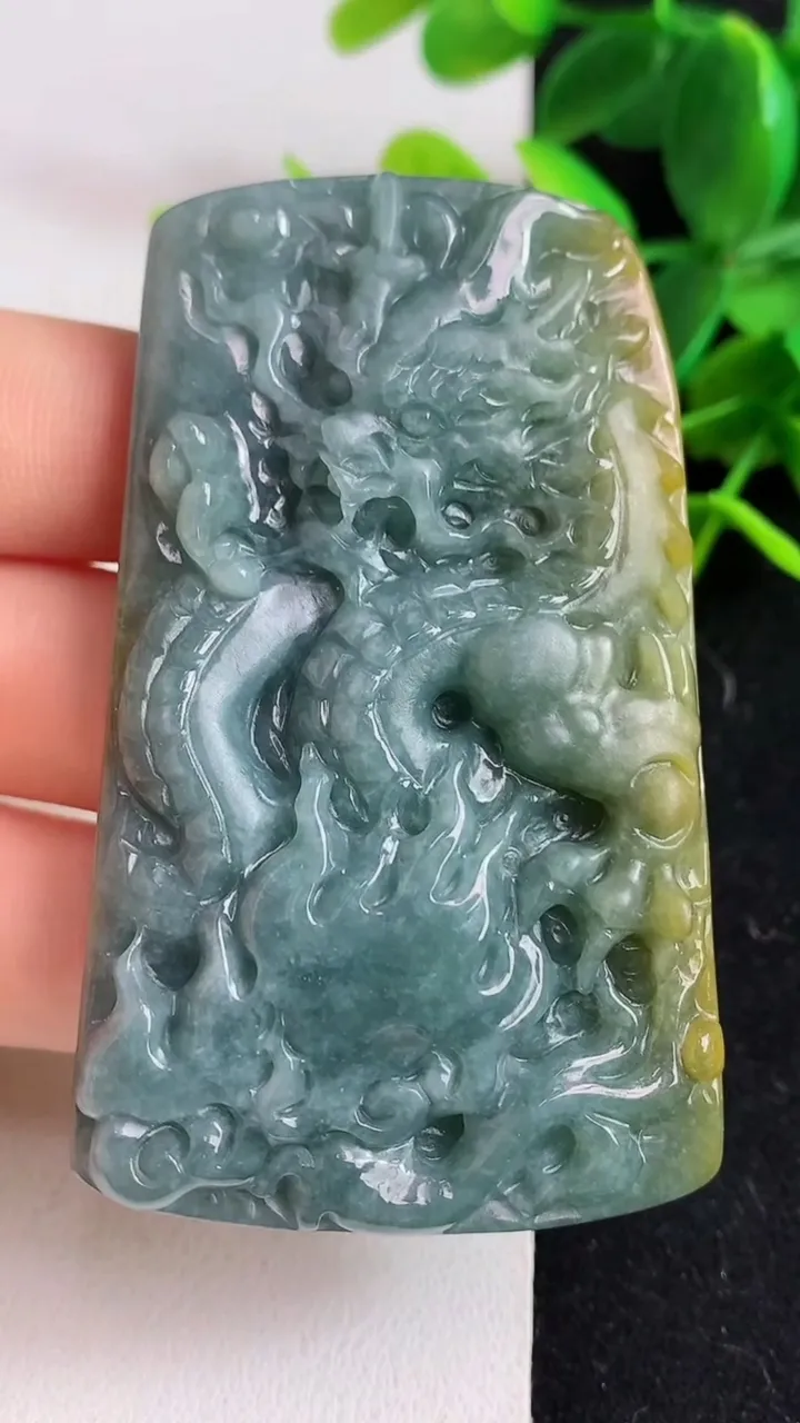 天然A货翡翠蓝水双彩龙牌吊坠，尺寸66-39.8-10，重:56.22g
5月9日