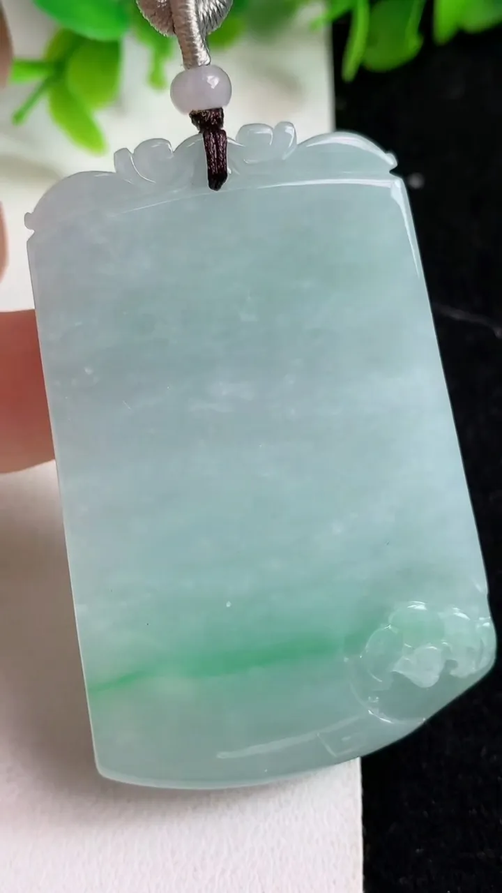天然A货翡翠蝙蝠吊坠，尺寸58.5-38.3-6，重量:41.70g
5月9日