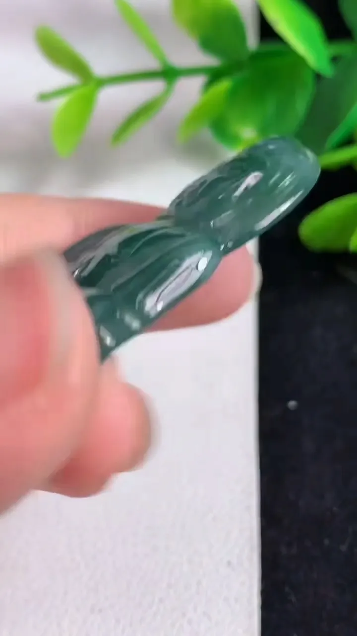 天然A货翡翠蓝水观音菩萨吊坠，尺寸48-30-4.5，重:10.90g
5月9日