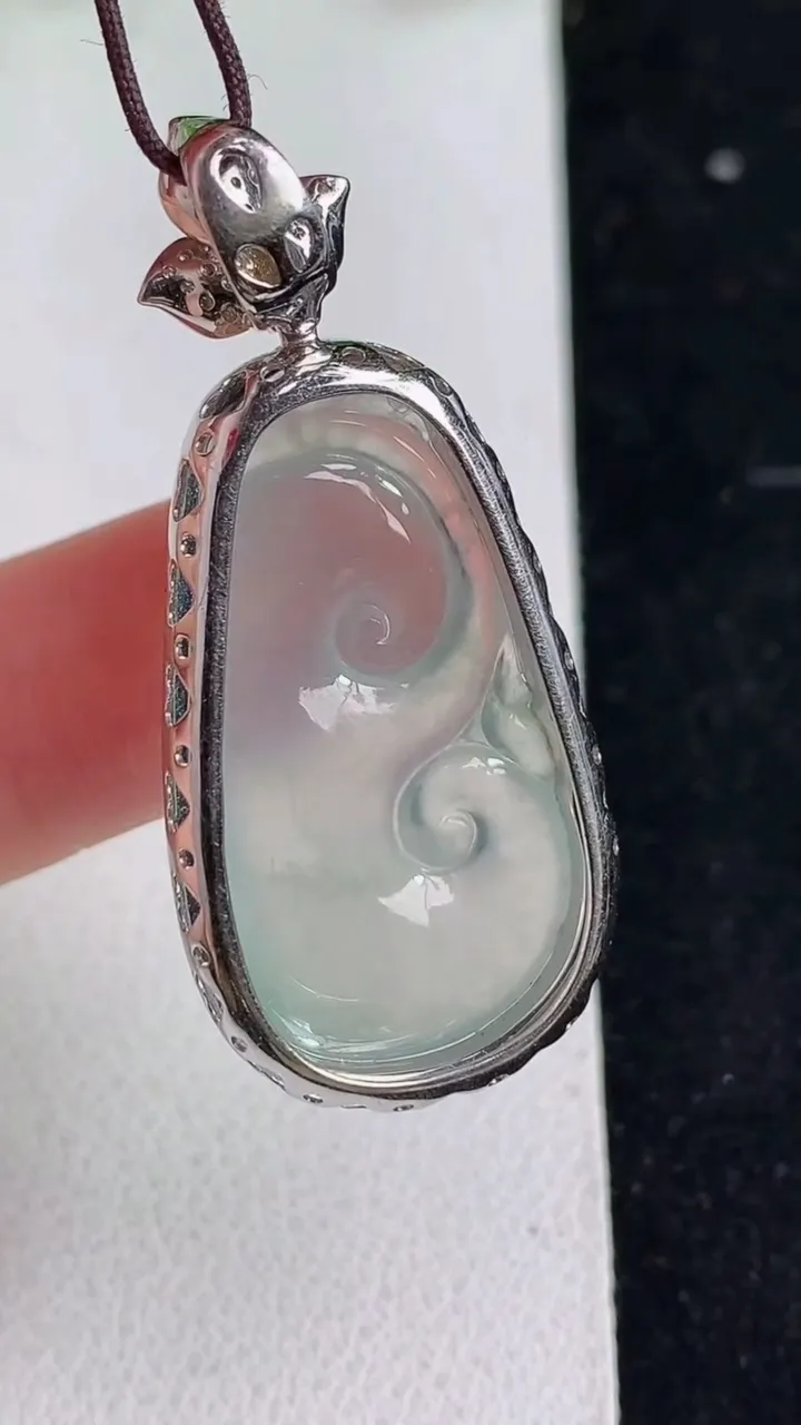 天然A货翡翠白冰如意吊坠，尺寸40.3-18.2-8裸石29.4-16，重量:6.80g
5月9日