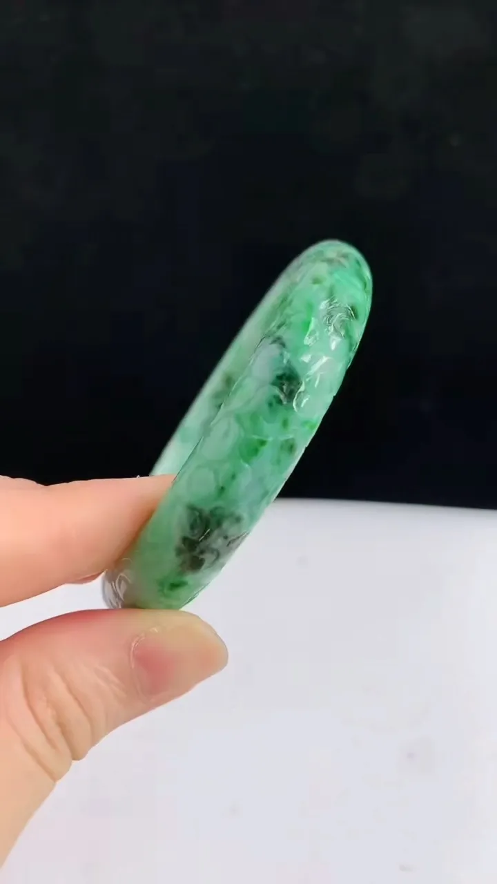 圈口54-55翡翠a货雕花宽边手镯尺寸54.5-12-8，重:52.26g5月9日