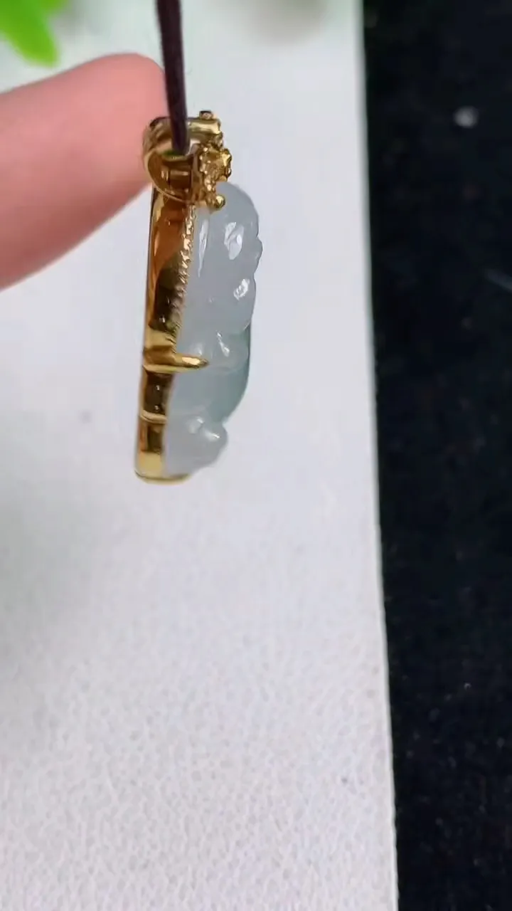 天然A货翡翠飘花佛公吊坠，尺寸20-24.4-7.6，重量:5.60g
5月9日