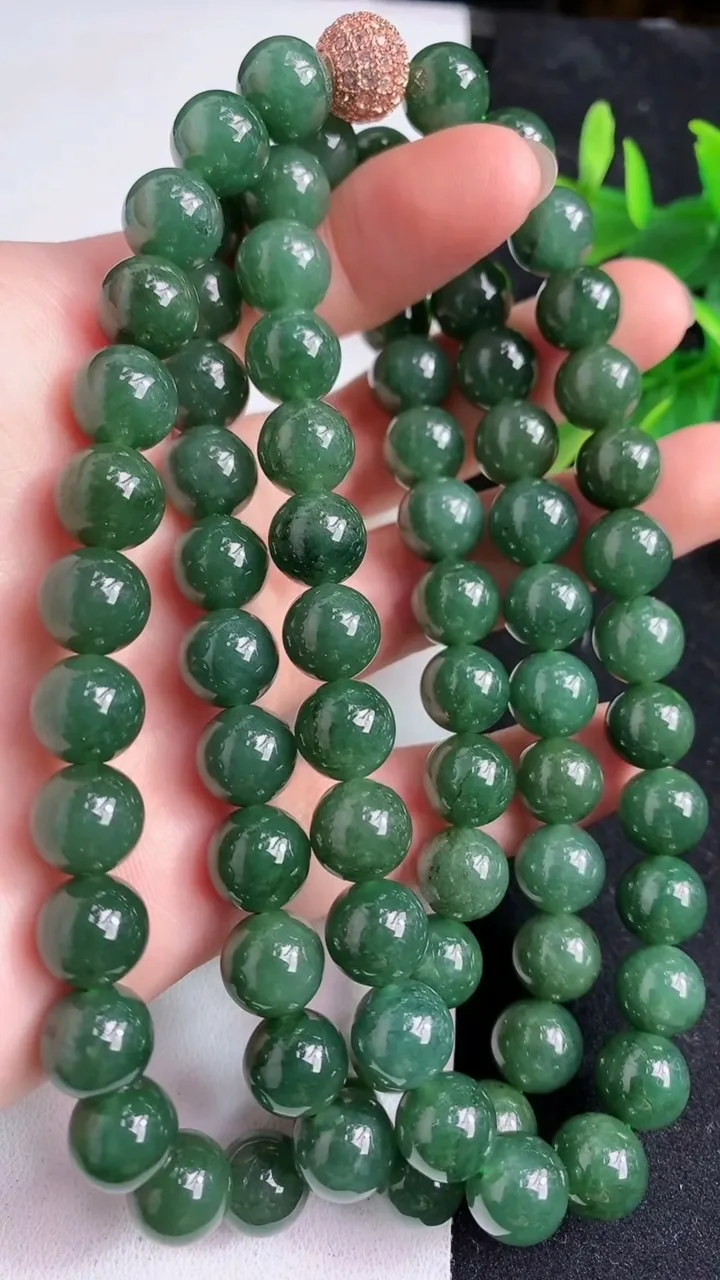 天然A货翡翠圆珠项链80颗，尺寸9，重:125.37g5月9日
工厂直销收藏佳品,种好水足，色泽均匀，有种有色，上手高大气！