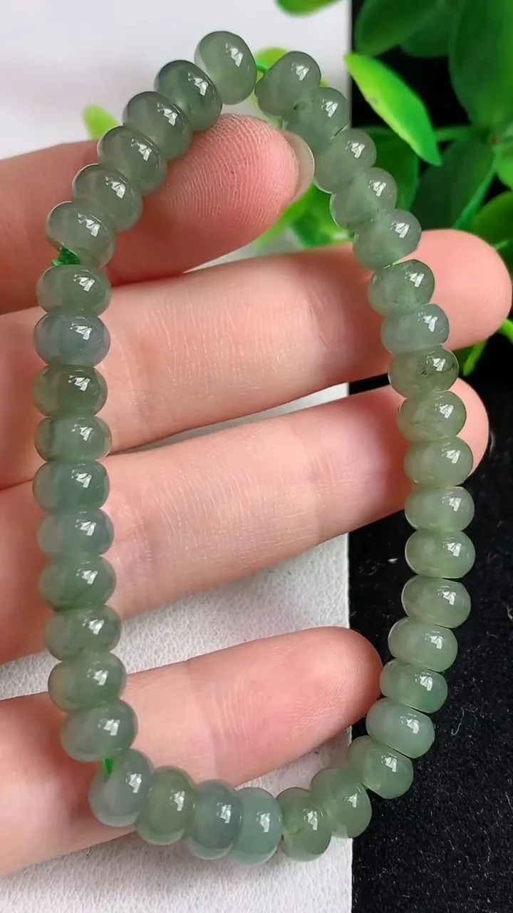 天然A货翡翠算盘珠手串，尺寸7-4.5，重:18.21g5月9日
工厂直销收藏佳品,种好水足，色泽均匀，有种有色，上手高大气！