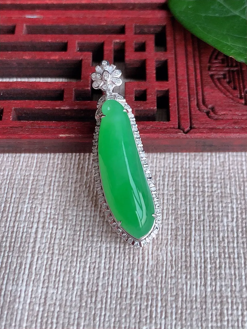 天然A货翡翠18K金伴阳绿福瓜吊坠尺寸34.3×10×10裸石24.7×7.5m量4.88g 0508