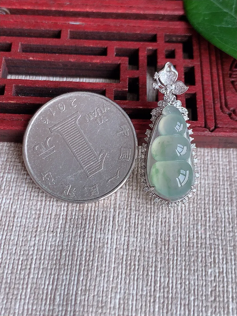 天然A货翡翠18K金伴飘花四季豆福豆平安豆吊坠尺寸31×12.6×9.6裸石19.8×9.7m量2.88g 0508