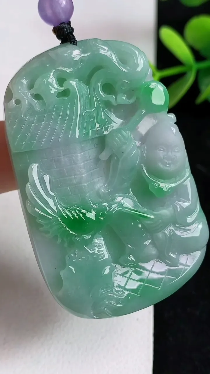 天然A货翡翠善财童子吊坠，尺寸53-35-7.6，重:33.95g
5月9日