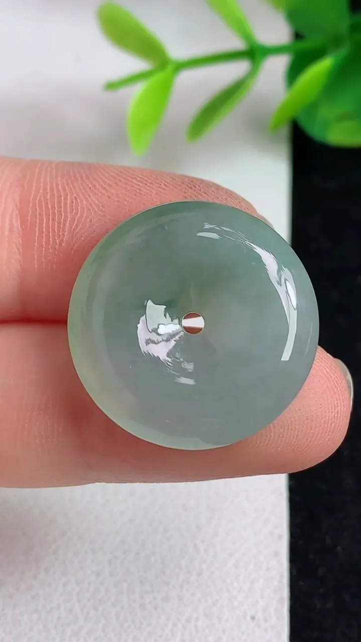 天然A货翡翠平安扣吊坠，尺寸22-5.8，重:5.38g
5月9日