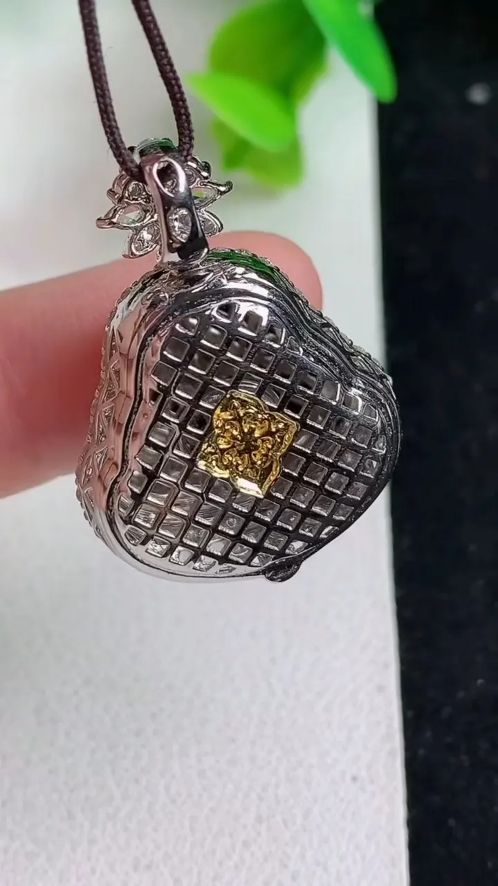 天然A货翡翠佛公吊坠，尺寸29.7-21.4-10，裸石16.3-18，重量:6.10g
5月9日