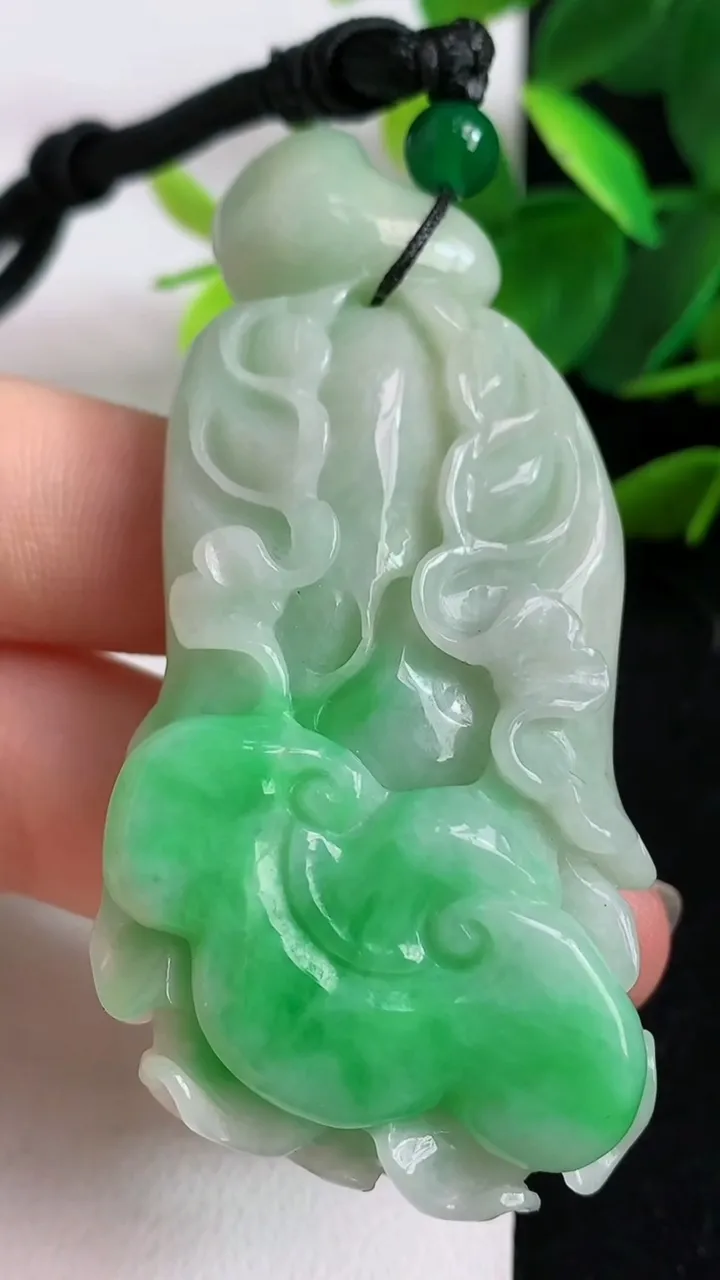 天然A货翡翠白菜吊坠，尺寸65.5-31.4-15.5，重:48.83g
5月9日