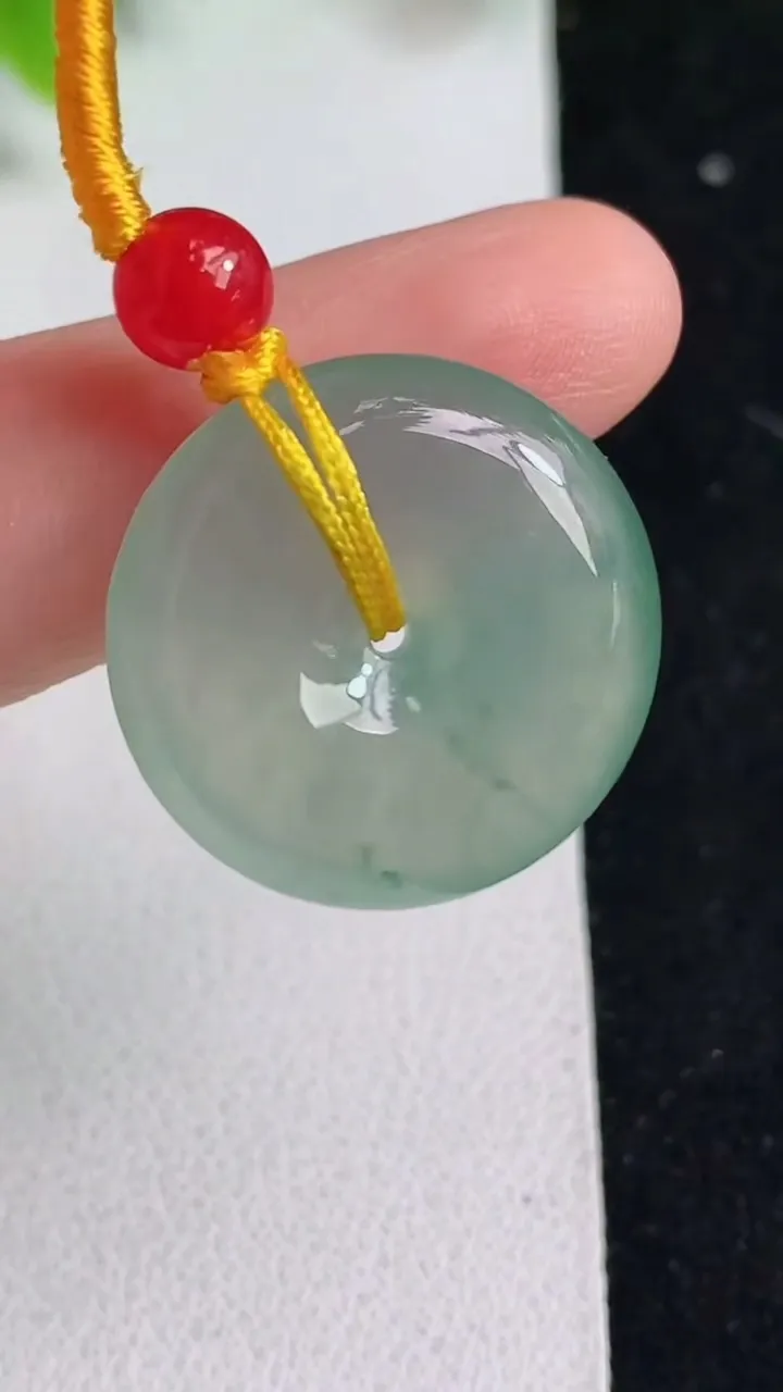 天然A货翡翠平安扣吊坠，尺寸22-6，重量:6.45g
5月9日