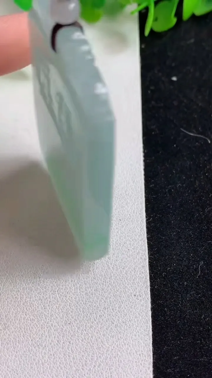天然A货翡翠蝙蝠吊坠，尺寸58.5-38.3-6，重量:41.70g
5月9日