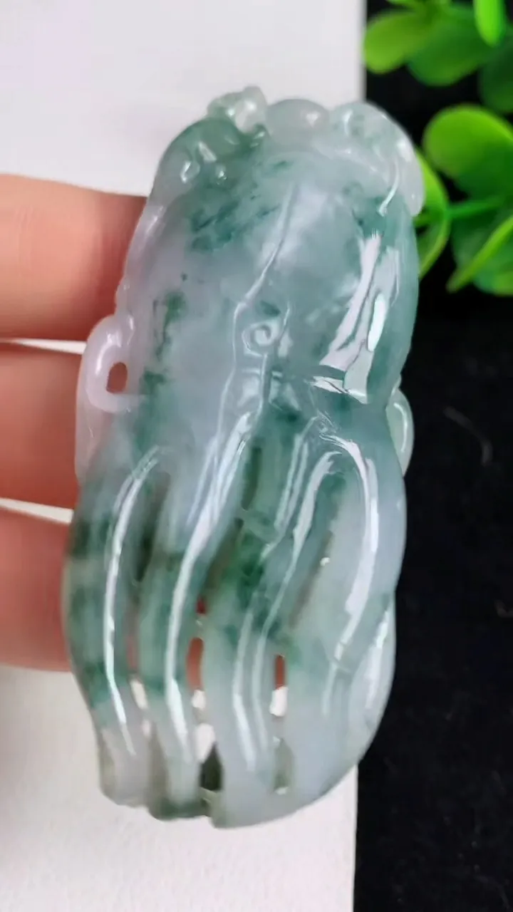 天然A货翡翠飘花佛手瓜吊坠，尺寸70-29-10，重:40.23g
5月9日