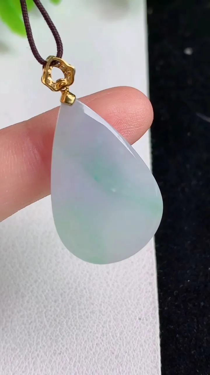 天然A货翡翠水滴吊坠，尺寸27.6-18-5，重量:4.94g
5月9日