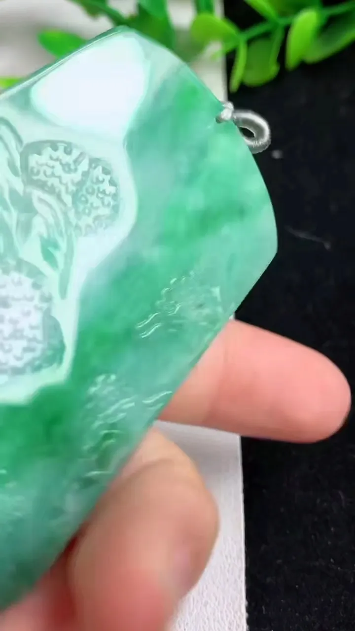 天然A货翡翠山水牌吊坠，尺寸69.2-45.2-7，重量:52.33g
5月9日