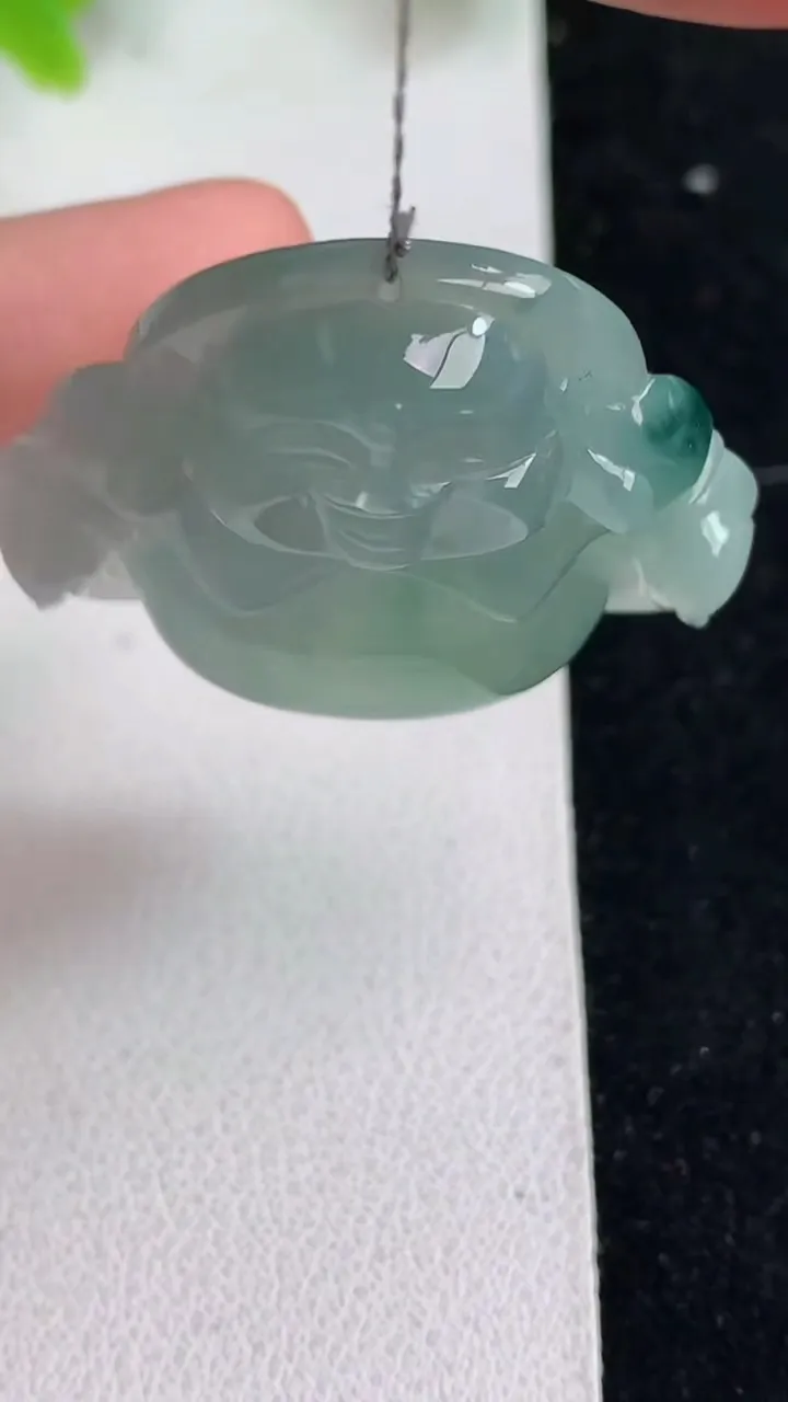 天然A货翡翠飘花佛公吊坠，尺寸32.5-35.7-9，重量:15.00g
5月9日