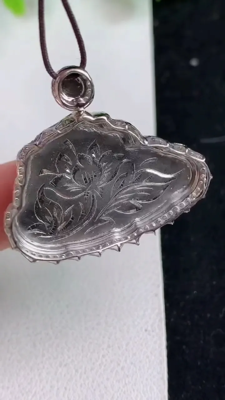 天然A货翡翠麒麟牌吊坠，尺寸29-33-8，裸石19-29.3，重量:5.32g
5月9日