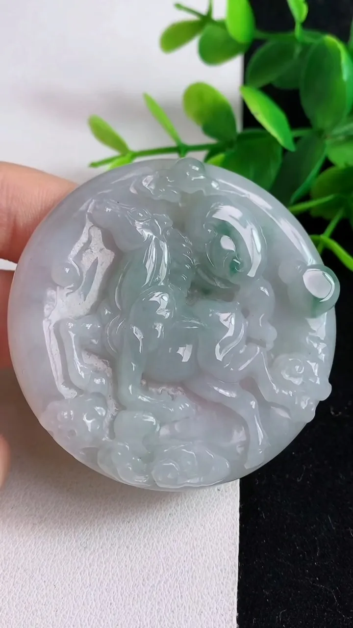 天然A货翡翠飘花生肖马牌吊坠，尺寸56.2-8.2，重:48.43g
5月9日