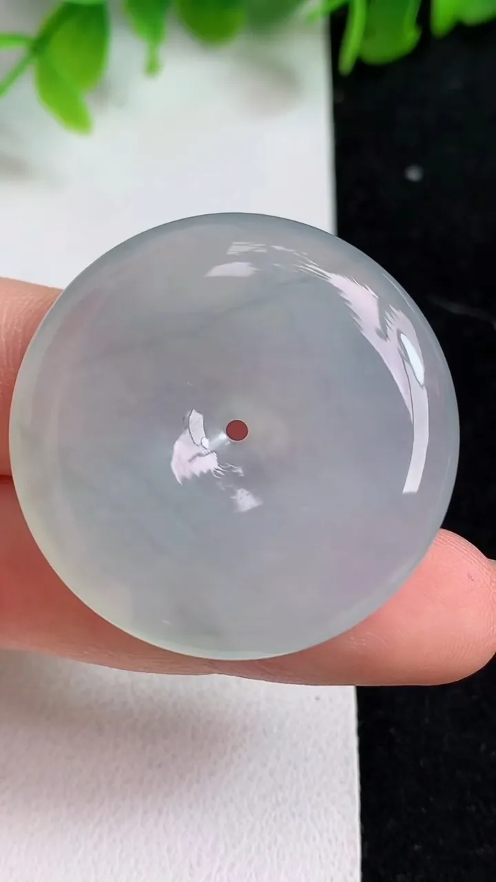 天然A货翡翠平安扣吊坠，尺寸35-5.8，重量:15.12g
5月9日