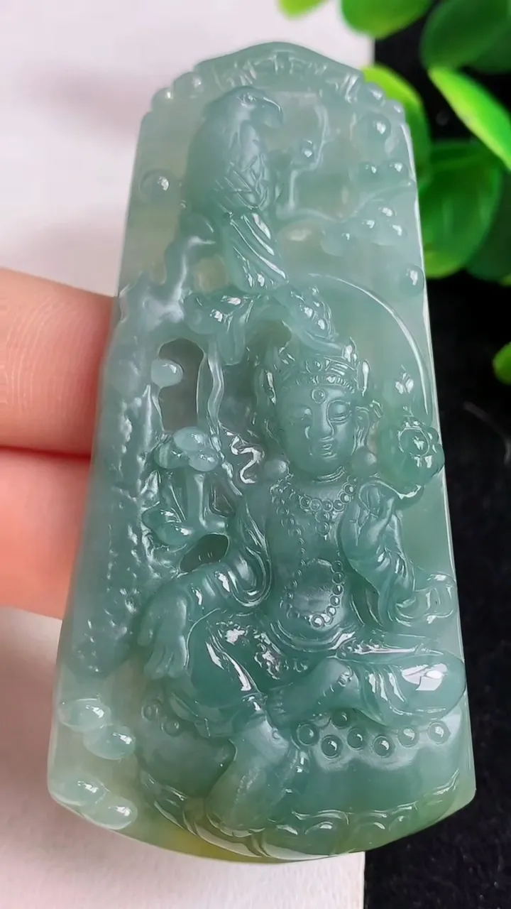 天然A货翡翠蓝水双彩大势至观音菩萨吊坠，尺寸73.5-37-8.1，重:32.33g
5月9日