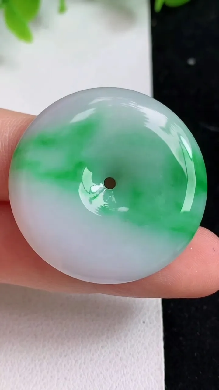天然A货翡翠平安扣吊坠，尺寸33-5.3，重量:13.28g
5月9日