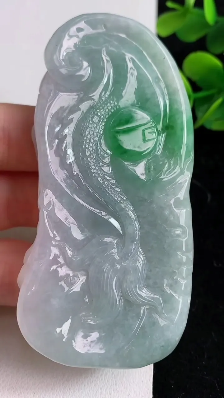 天然A货翡翠龙牌吊坠，尺寸83-40-14，重:80.10g
5月9日