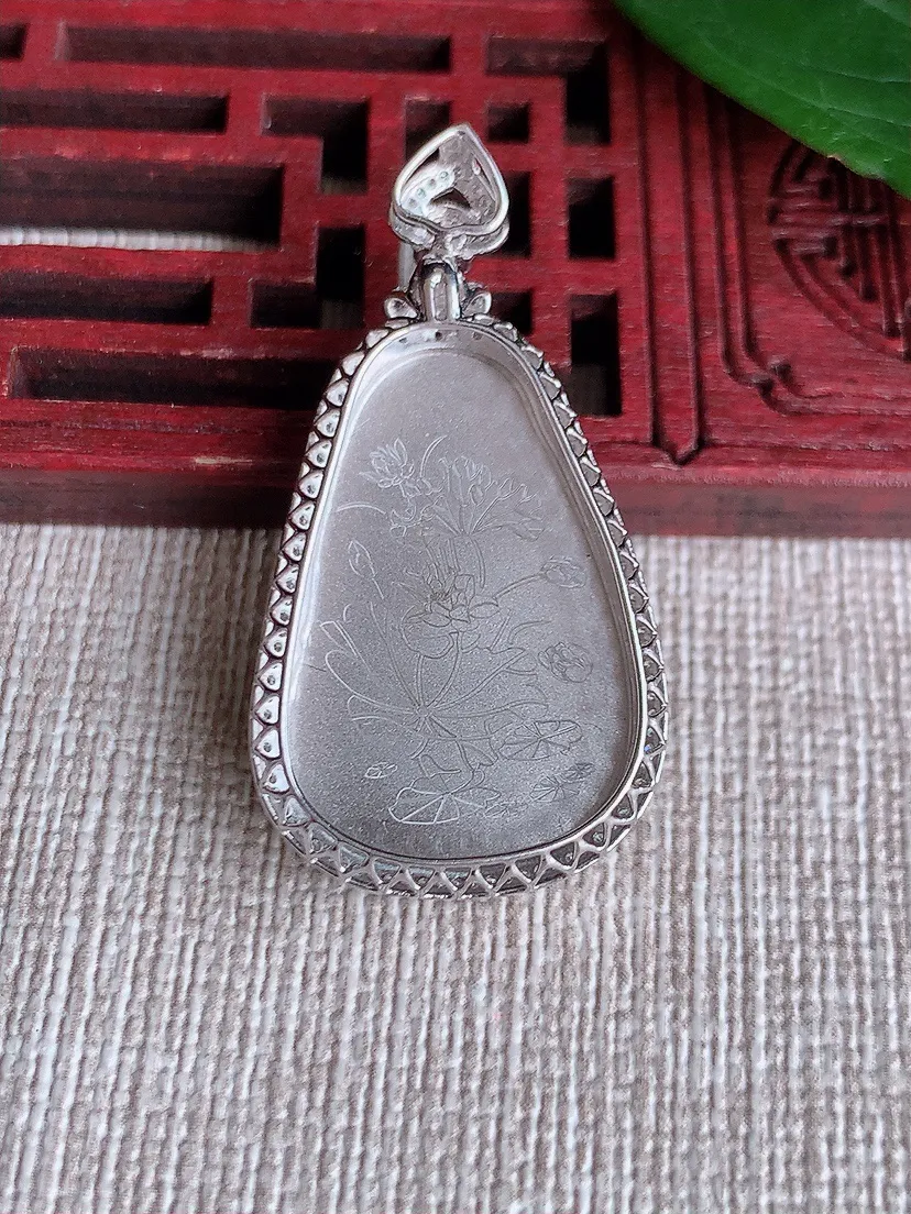 天然A货翡翠18K金伴满绿如意吊坠尺寸36.3×19×6.4裸石25×16.6m量5.23g 050