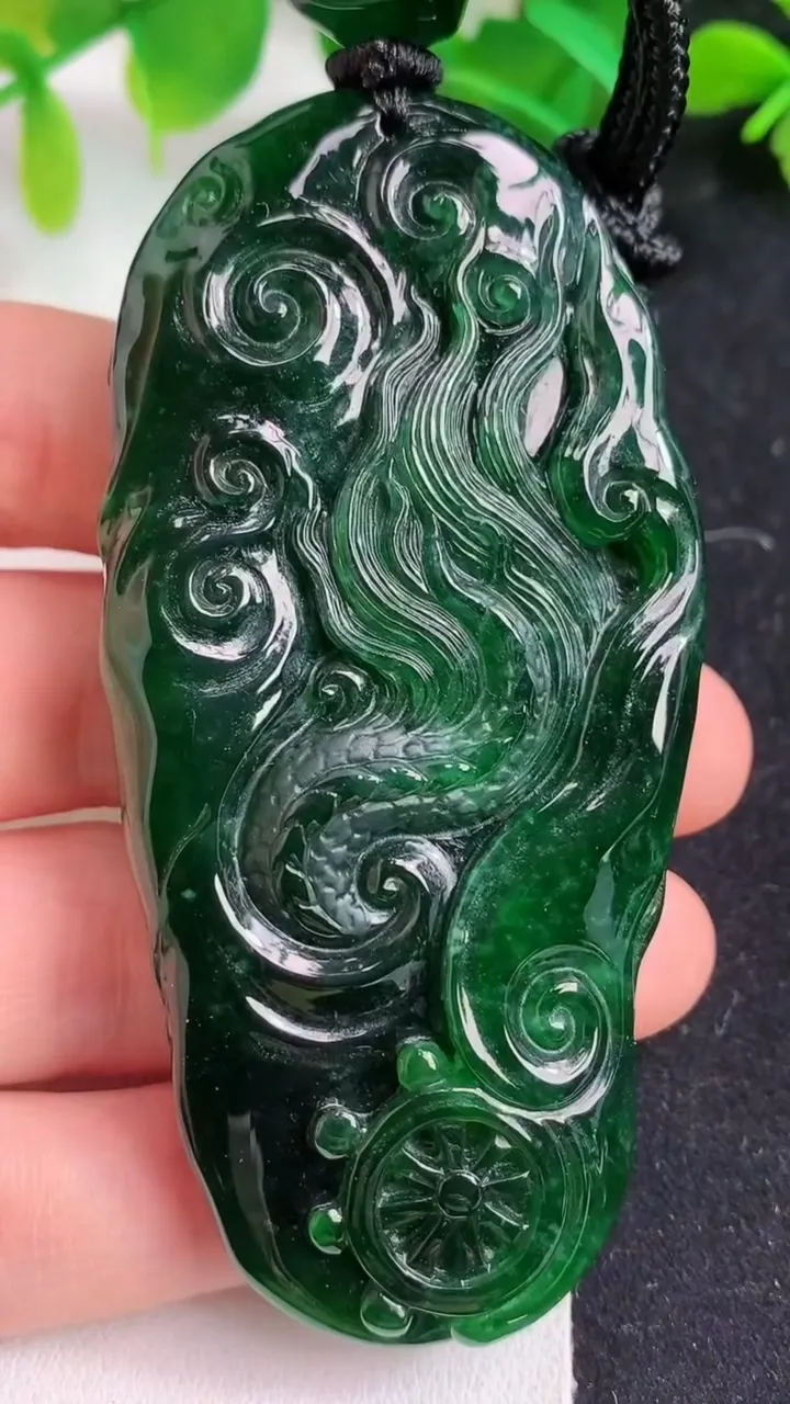 天然A货翡翠龙牌吊坠，尺寸77.2-37.2-15.2，重量:73.80g
5月9日