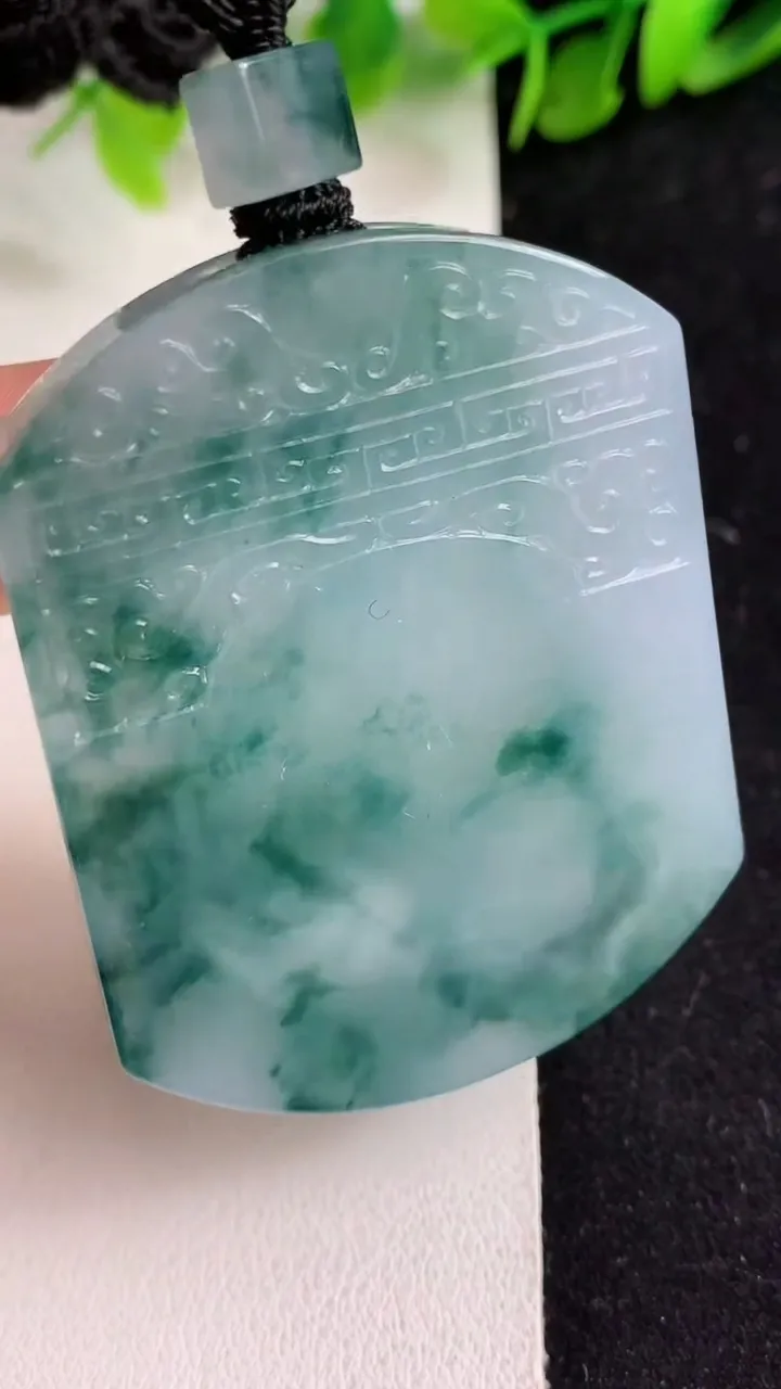 天然A货翡翠飘花仿古无事牌吊坠，尺寸53.4-41.5-6.3，重量:46.00g
5月9日