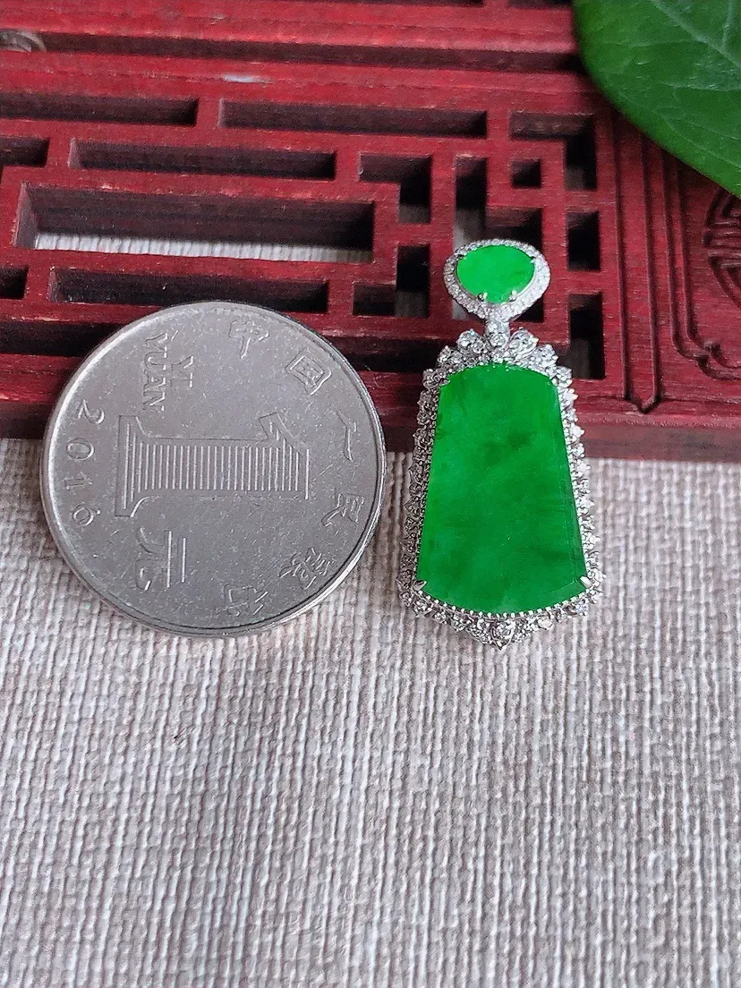 天然A货翡翠18K金伴阳绿无事牌吊坠尺寸29.5×14.4×6.6裸石17×11.3m量3.23g 0508