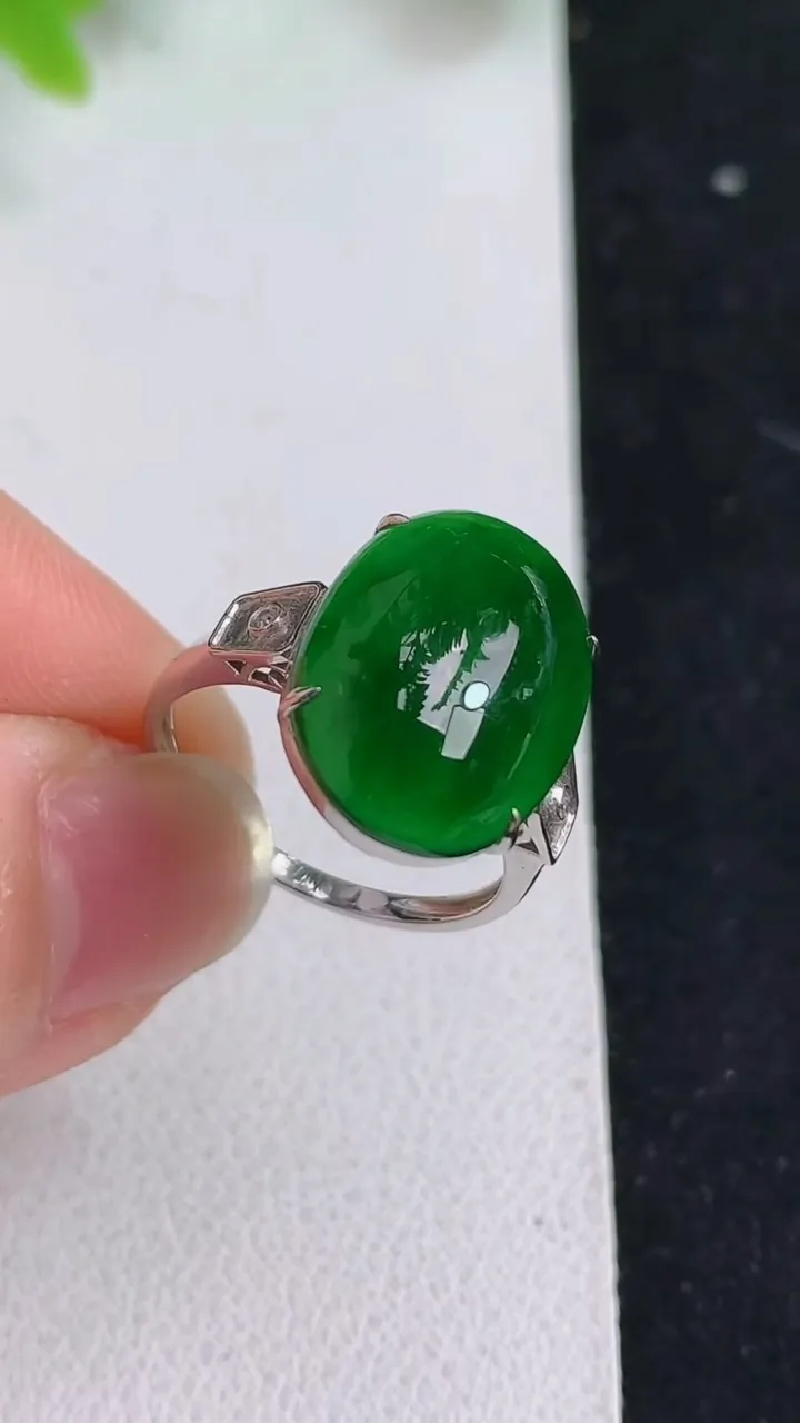 天然A货翡翠蛋面戒指，尺寸16.7-16-11.8，重量:3.07g2025年5月9日
工厂直销收藏佳品,种好水足，色泽均匀，有种有色，上手高大气！