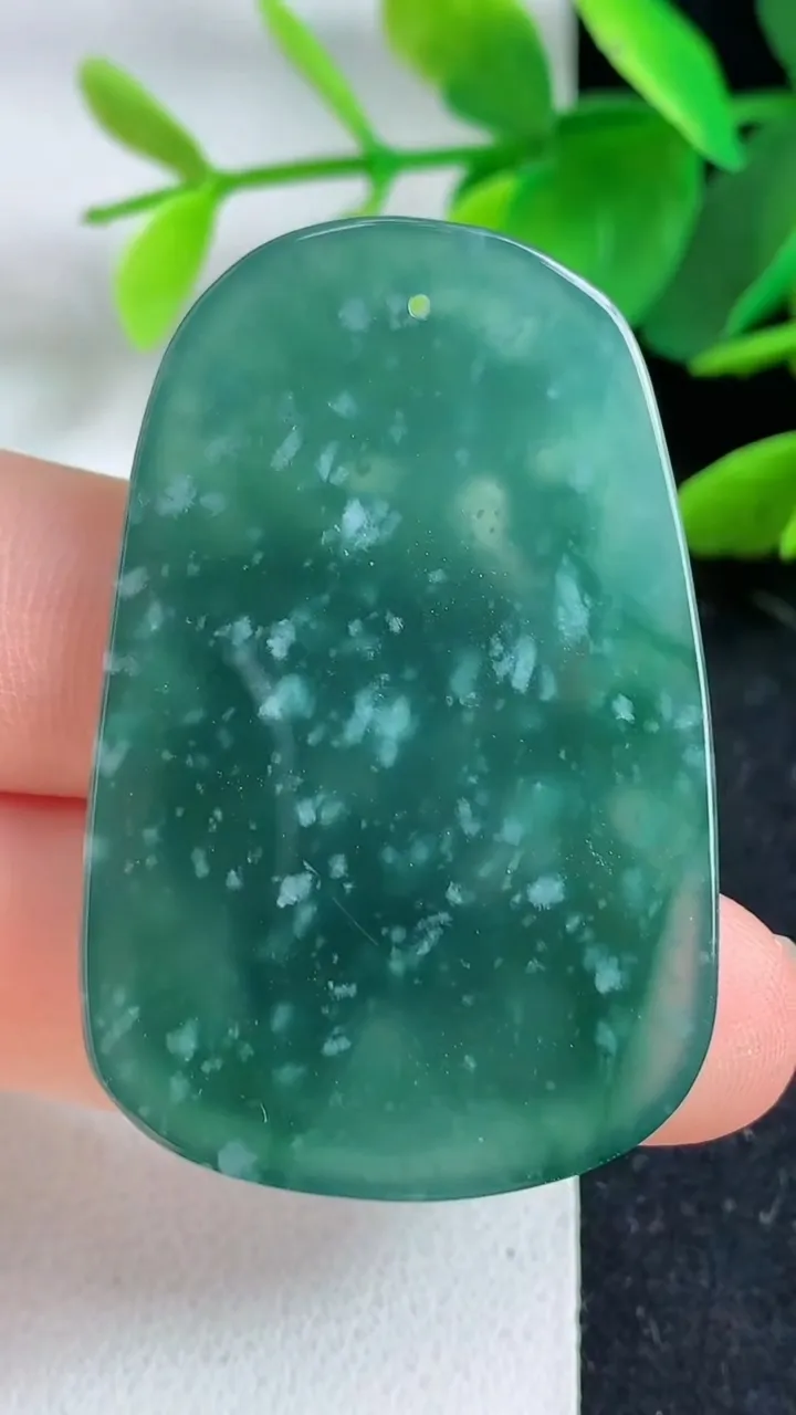 天然A货翡翠蓝水龙牌吊坠，尺寸44.8-29.2-6，重:14.69g
5月9日